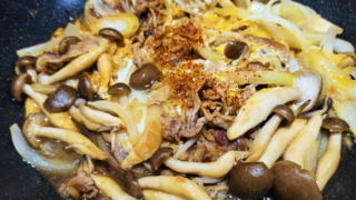 卵とじ豚肉の生姜焼きです。